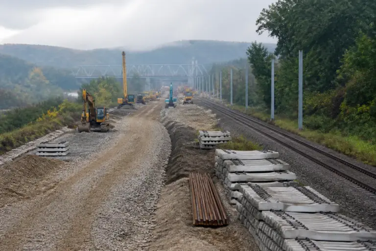 Calea ferată Cluj–Oradea rămâne în șantier: lotul Poieni–Aleșd, finalizat abia în 2029