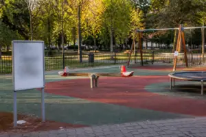 Șase tineri sancționați după ce au forțat aparatele de joacă din Parcul 1 Decembrie